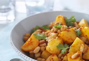 Kartoffelpfanne mit Kichererbsen und Cannellini-Bohnen