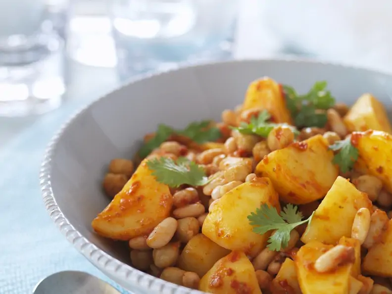 Kartoffelpfanne mit Kichererbsen und Cannellini-Bohnen