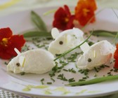 Mäuschen aus Mascarpone mit Schnittlauch und Kapuzinerkresse