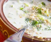 Joghurt-Gurken-Kaltschale mit Walnüssen