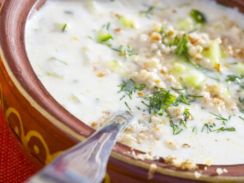 Joghurt-Gurken-Kaltschale mit Walnüssen