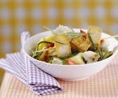 Gemüsesalat mit gebratenem Tofu und Parmesan