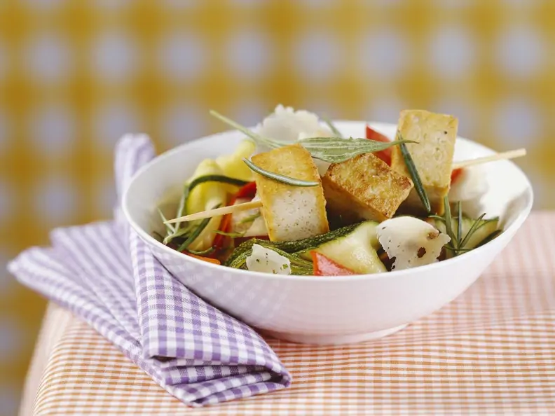 Gemüsesalat mit gebratenem Tofu und Parmesan