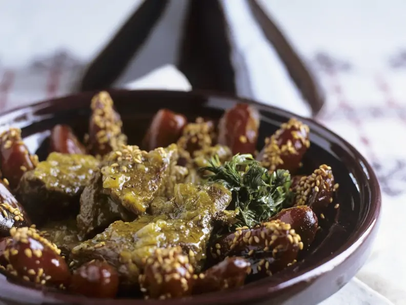 Kalbsfleisch-Tajine mit Datteln und Sesam
