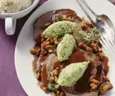 Hirschrollbraten mit Johannisbeerlikör und Schokolade