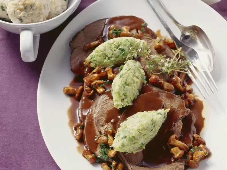 Hirschrollbraten mit Johannisbeerlikör und Schokolade