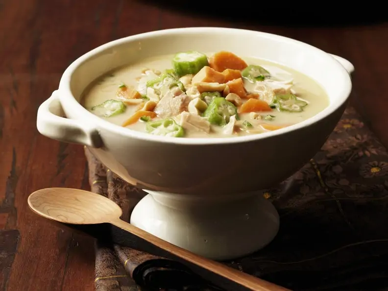 Puten-Curry-Suppe auf afrikanische Art