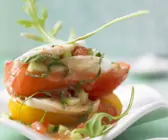 Gemüselasagne mit Mozzarella dazu luftiger Gazpacho-Soße