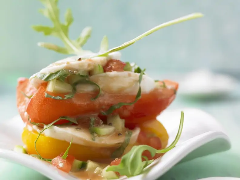 Gemüselasagne mit Mozzarella dazu luftiger Gazpacho-Soße