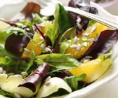 Gemischter Salat mit Ingwer-Orangen-Dressing