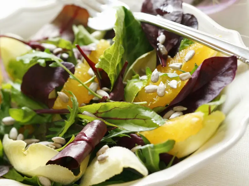 Gemischter Salat mit Ingwer-Orangen-Dressing