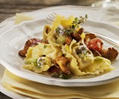 Ravioli mit Ricotta dazu Pfifferlinge, Salami und Thymian