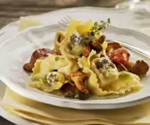 Ravioli mit Ricotta dazu Pfifferlinge, Salami und Thymian
