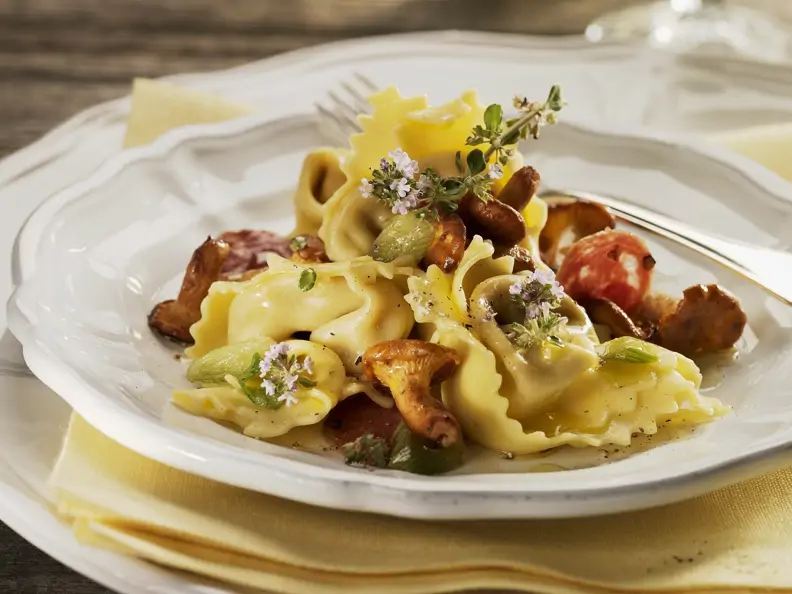 Ravioli mit Ricotta dazu Pfifferlinge, Salami und Thymian