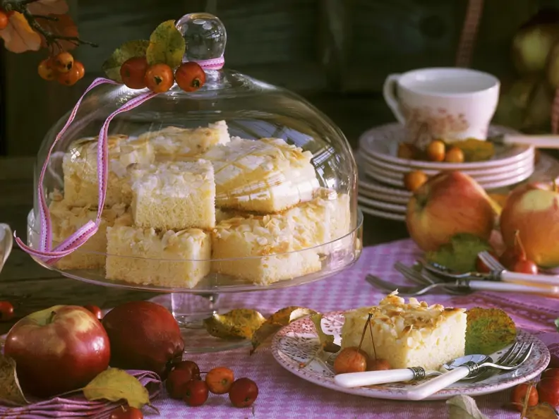 Fluffiger Apfelkuchen mit Mandeln vom Blech