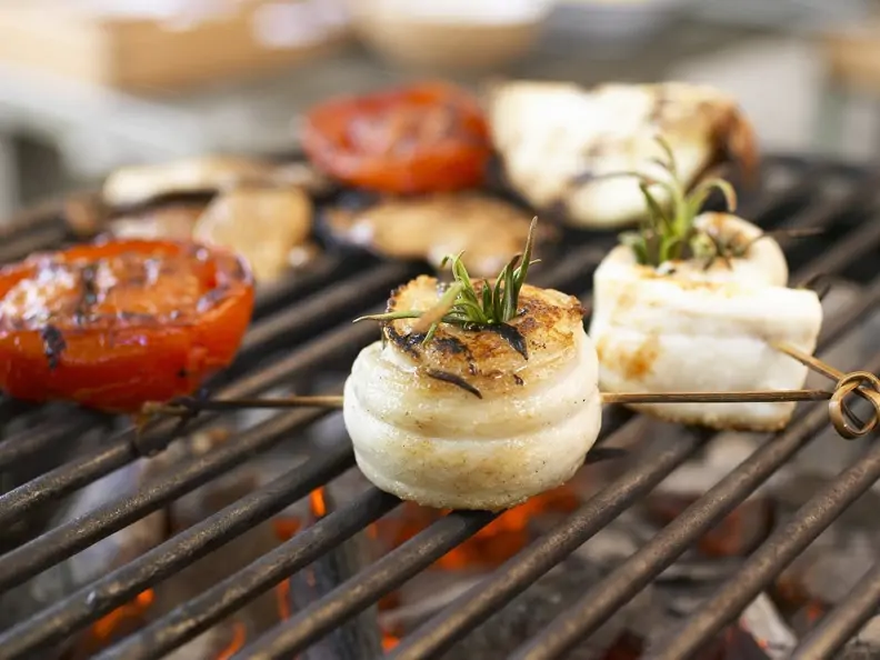 Aal-Rouladen mit Rosmarin und Grilltomaten