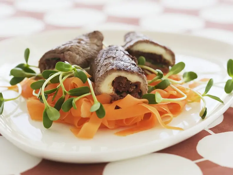 Mozzarella-Rouladen mit getrockneten Tomaten
