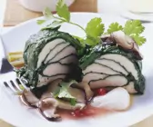 gedämpfte Hähnchenbrust im Blattspinat mit Shiitake