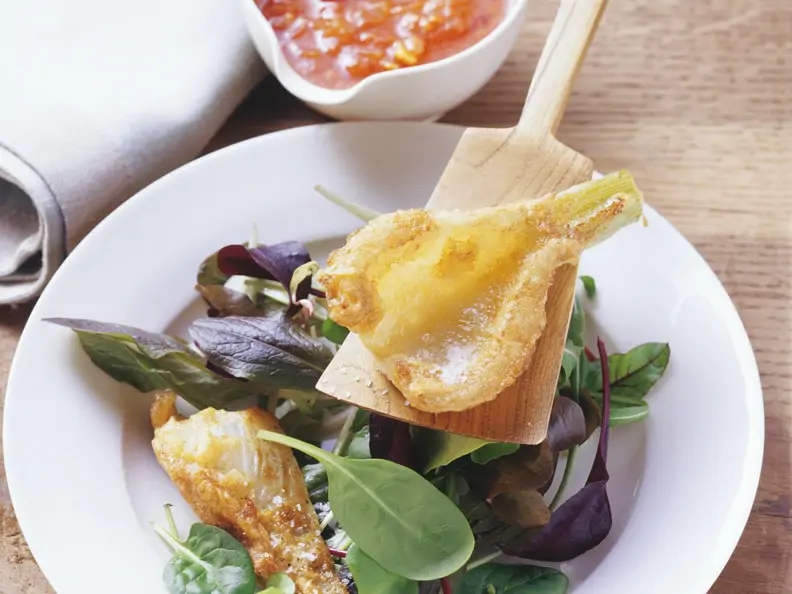 Panierter Fenchel mit Blattsalat