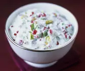 Pistazien-Koriander-Joghurt mit Granatapfelkernen
