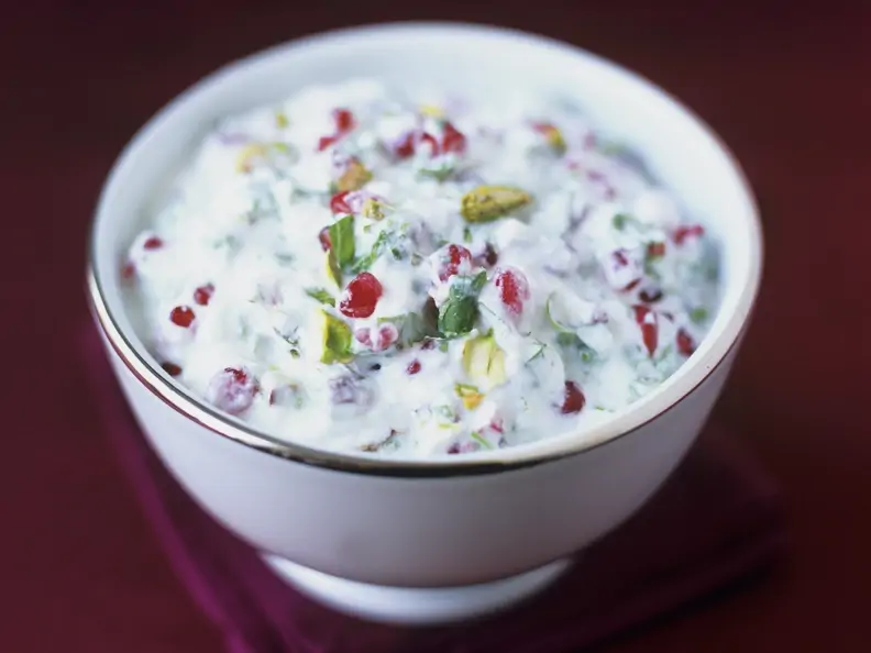 Pistazien-Koriander-Joghurt mit Granatapfelkernen