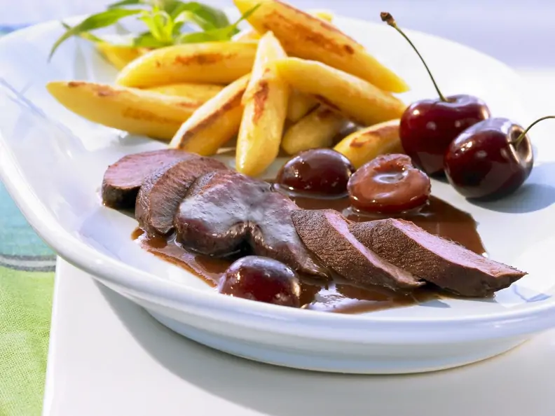 Hasenbraten mit Kirschsoße und Schupfnudeln