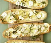 Kartoffel-Pizza-Schiffchen mit Schafskäse und Rosmarin