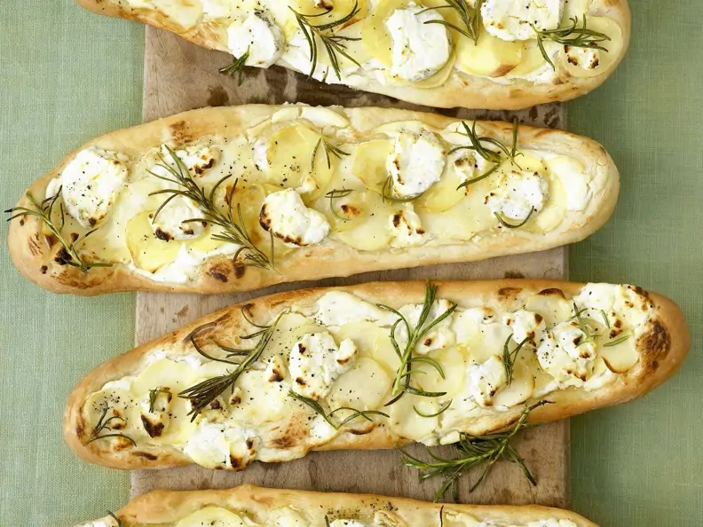 Kartoffel-Pizza-Schiffchen mit Schafskäse und Rosmarin
