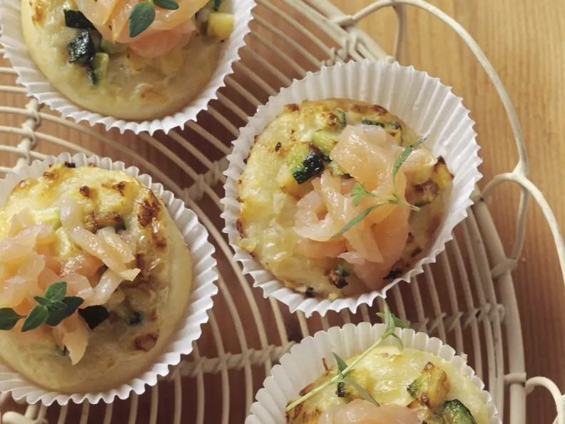 Kleine Zucchini-Lachs-Pizzen