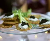 Mini-Kartoffelküchlein mit Dillcreme und Kaviar