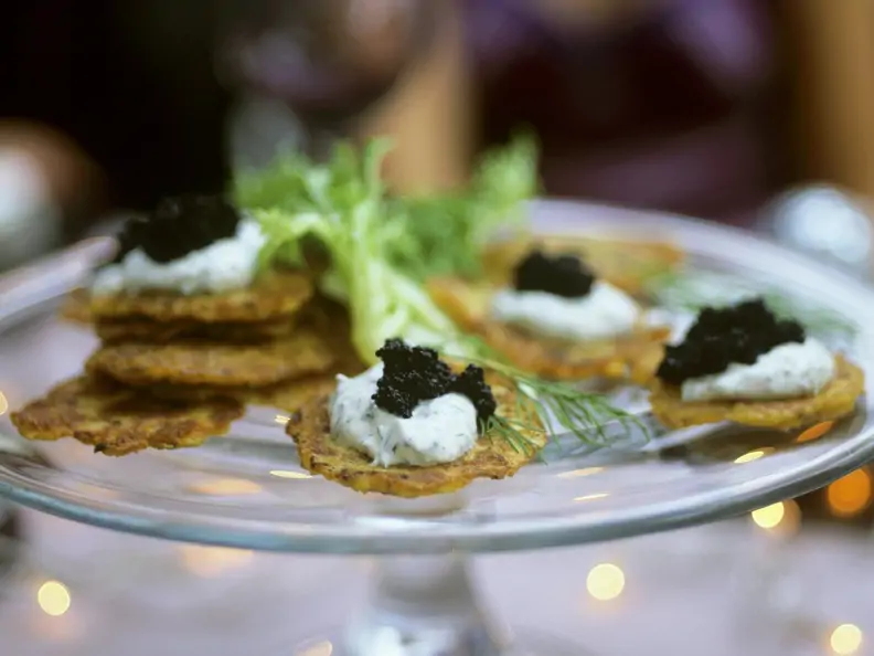 Mini-Kartoffelküchlein mit Dillcreme und Kaviar
