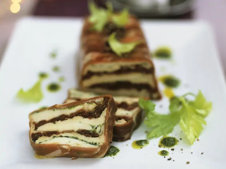 Schinkenterrine mit Tomate und Mozzarella