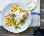 Lachsforellenfilet mit Meerrettich und fruchtigem Rettich-Salat