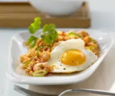Asiatische Reispfanne mit Shrimps und Spiegelei
