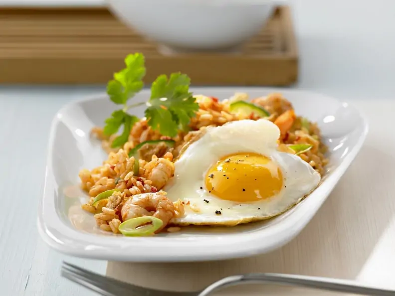 Asiatische Reispfanne mit Shrimps und Spiegelei