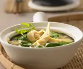 Suppe mit Spinat und Wan-Tan