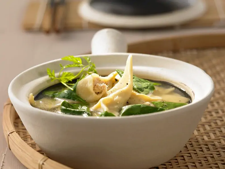 Suppe mit Spinat und Wan-Tan