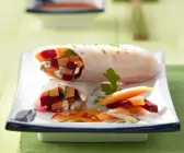 Reispapierrouladen mit Gemüse und Papaya gefüllt