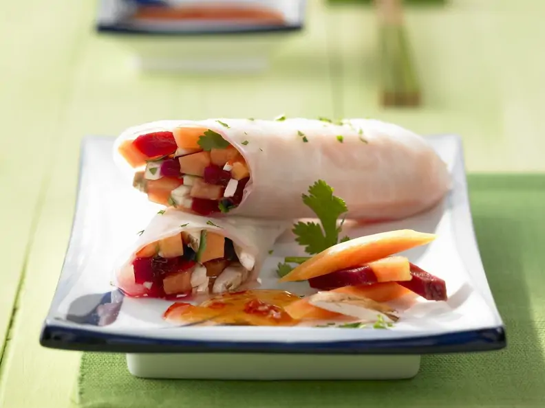 Reispapierrouladen mit Gemüse und Papaya gefüllt