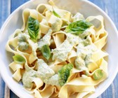 Nudeln mit Kräutersoße