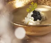 Cremige Linsensuppe mit Rahm und schwarzem Kaviar