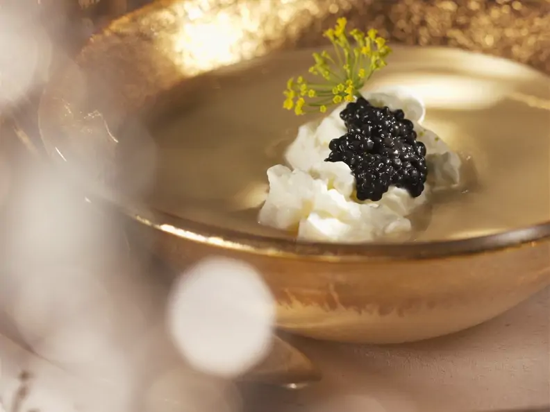Cremige Linsensuppe mit Rahm und schwarzem Kaviar