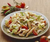 Hähnchensalat mit Tomaten, Mandeln und Sojakeimen