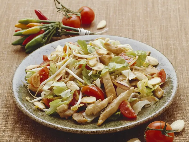 Hähnchensalat mit Tomaten, Mandeln und Sojakeimen