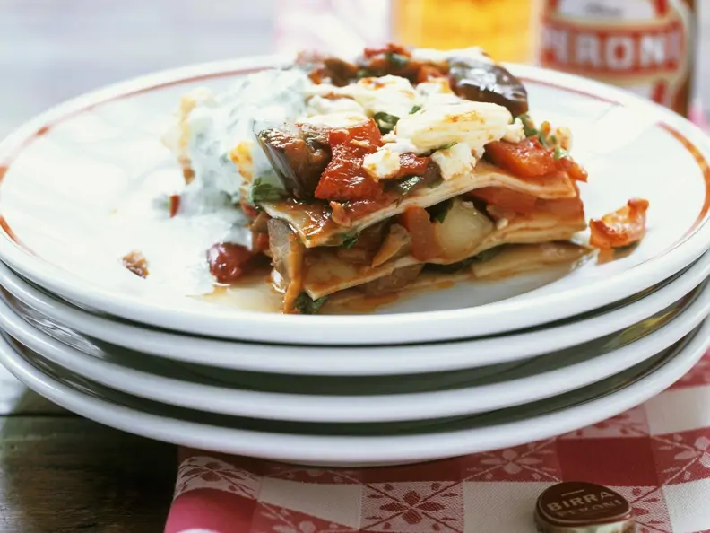 Paprika-Lasagne mit Auberginen und Ziegenfrischkäse