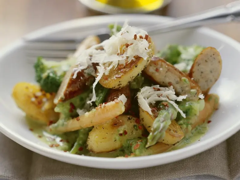 Bratwurst-Kartoffel-Salat mit Spargel