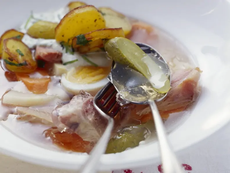 Sülze mit gebratenen Kartoffeln