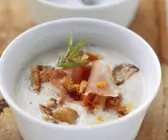Maronisuppe mit Croutons und Speck