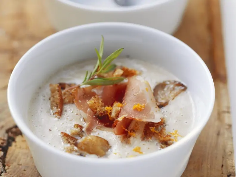 Maronisuppe mit Croutons und Speck