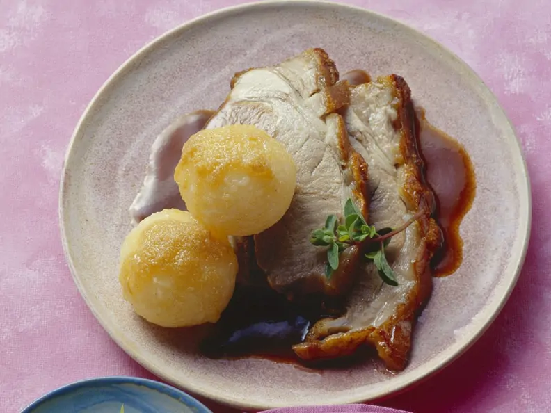 Spanferkelbraten mit Kartoffelknödeln